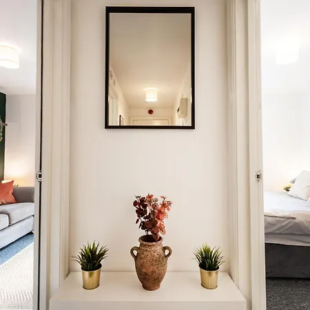 October Disc - Long - Contractors Apartman Bristol