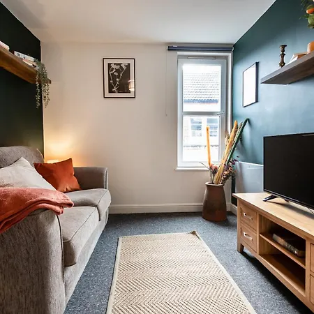 October Disc - Long - Contractors Apartman